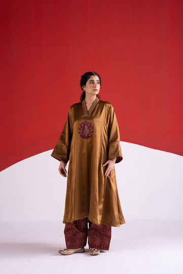 Nikhar stone fuschia applique work mashroo phiran