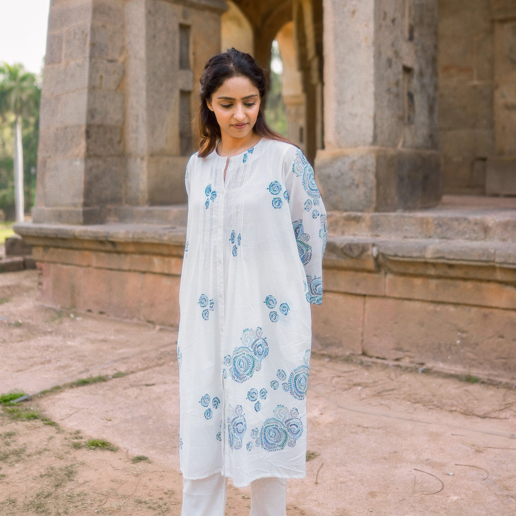 Chakra white blue hand block printed cotton pintuck kurta set (set of 2)